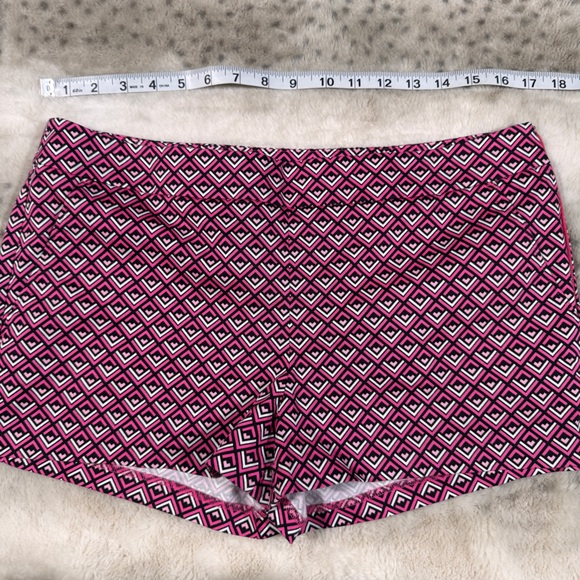Express Black and Pink Geometric Patterned Women's Shorts, Side Zip - Size 8 - Picture 3 of 9